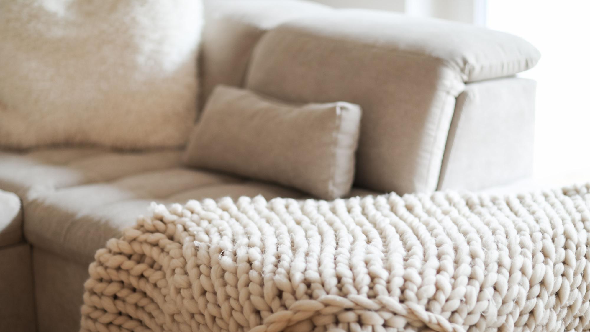 Eine Decke liegt auf einem Sofa.