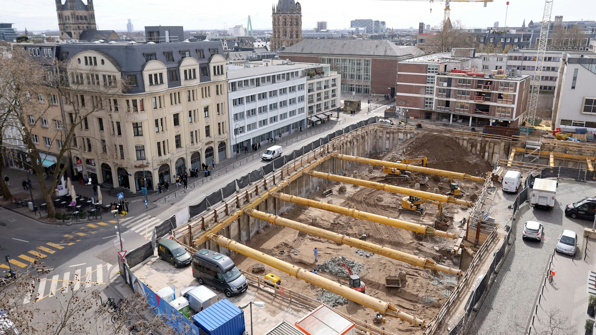 Blick von oben auf eine Baugrube und Baugerätschaften