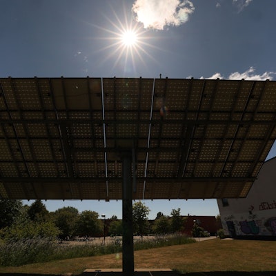 Das Foto zeigt eine Solaranlage.
