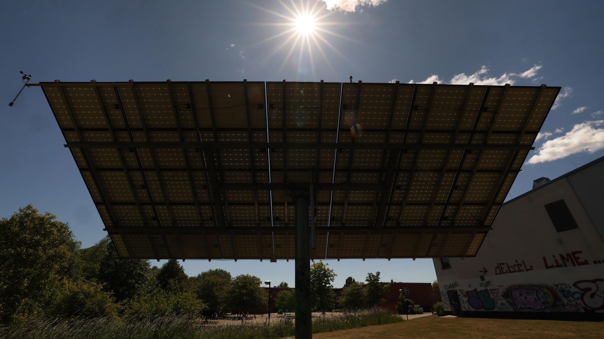 Das Foto zeigt eine Solaranlage.
