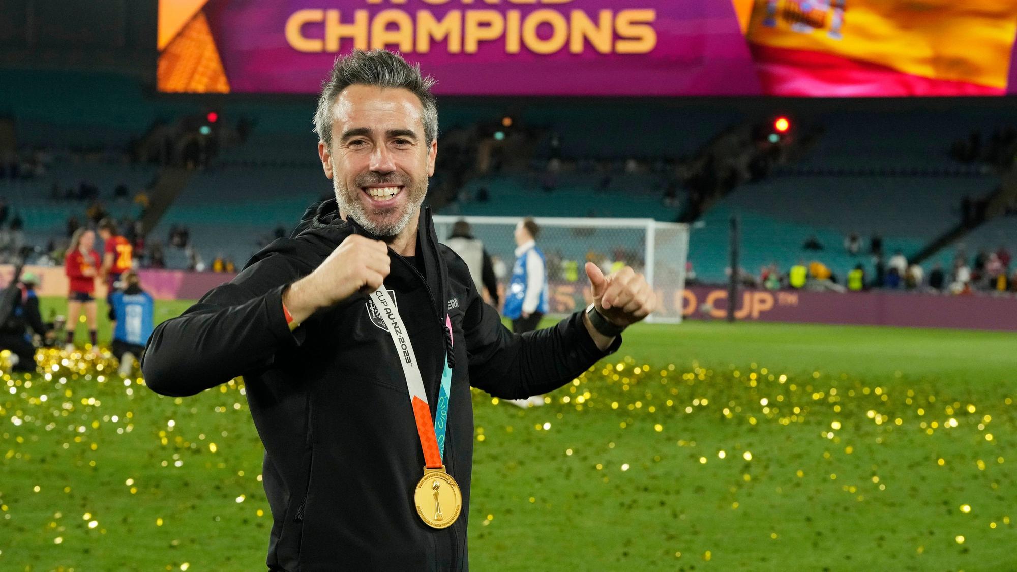 Der Trainer der spanischen Fußballerinnen Jorge Vilda feiert den WM-Titel.