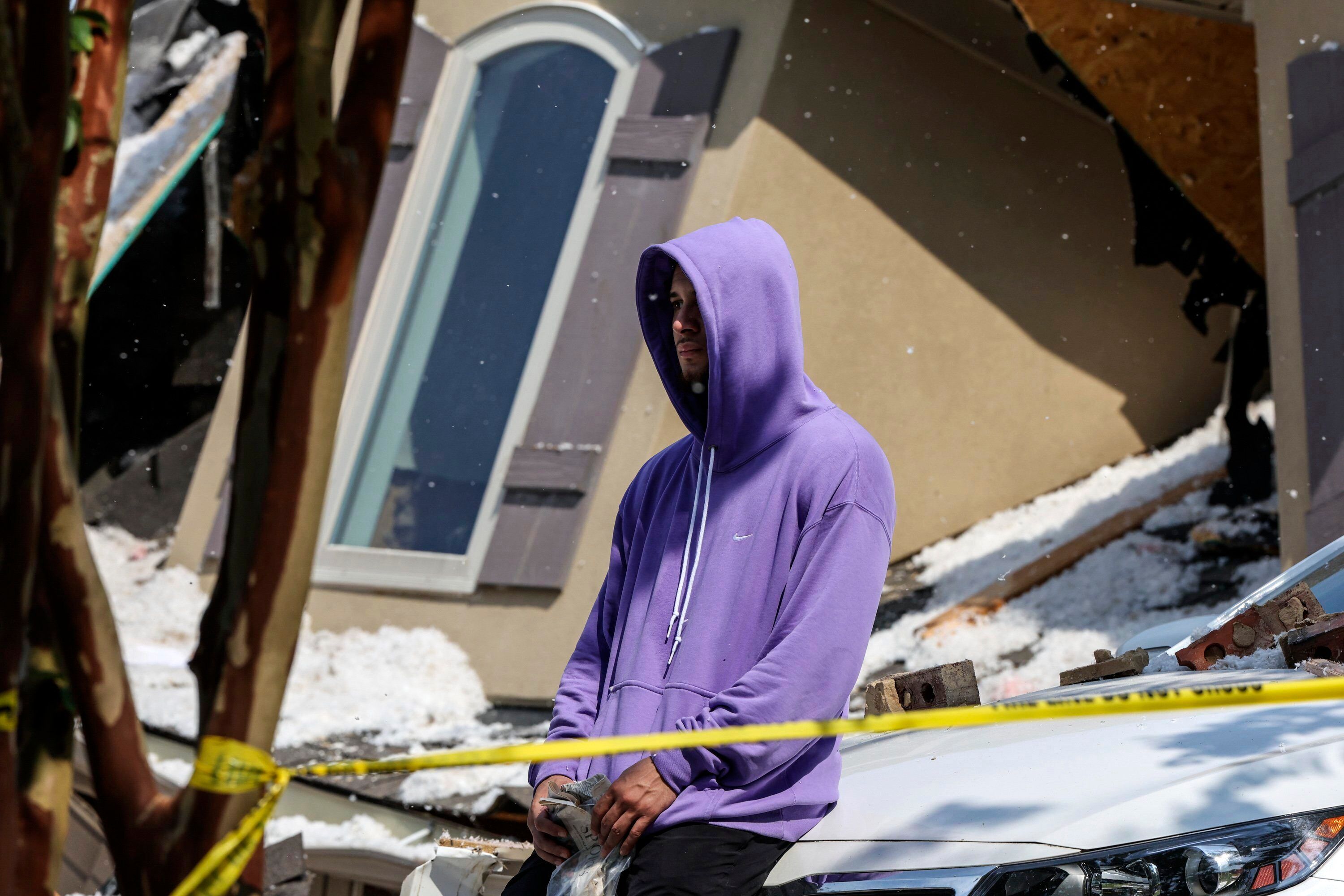 Tennessee Titans Cornerback Caleb Farley sitzt vor den Trümmern seines Hauses nach einer Explosion. Das Haus von NFL-Spieler Farley ist in der Nacht zu Dienstag explodiert und hat dessen Vater getötet.