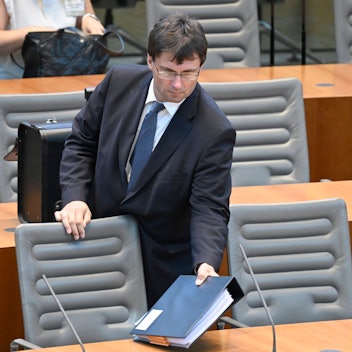 Marcus Optendrenk (CDU), Finanzminister von Nordrhein-Westfalen, bereitet sich auf der Regierungsbank im Landtag auf die bevorstehende Debatte zum Haushaltsgesetz 2024 vor