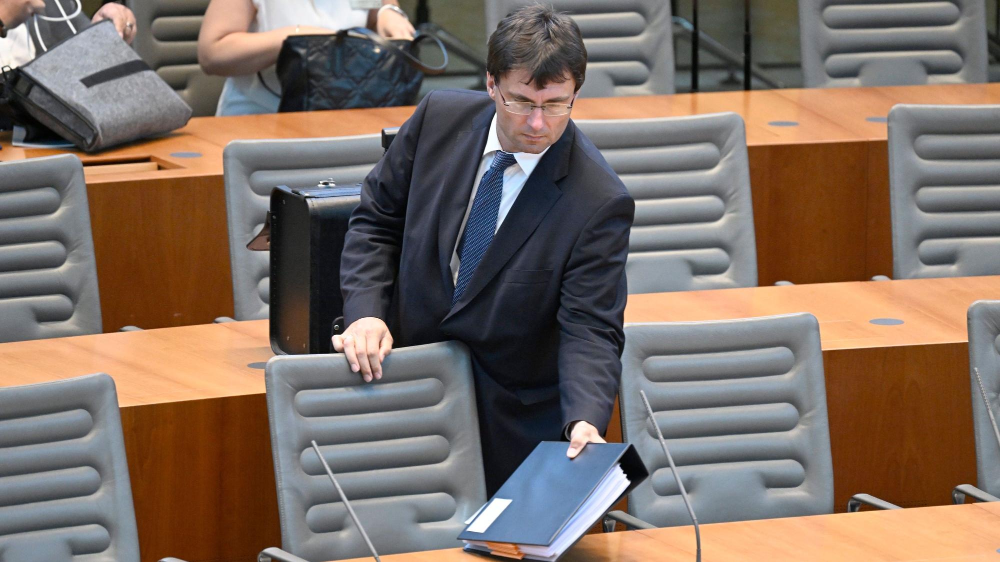 Marcus Optendrenk (CDU), Finanzminister von Nordrhein-Westfalen, bereitet sich auf der Regierungsbank im Landtag auf die bevorstehende Debatte zum Haushaltsgesetz 2024 vor
