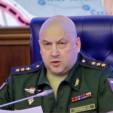 Der damalige Kommandeur der russischen Streitkräfte in Syrien, Generaloberst Sergej Surowikin, spricht bei einem Briefing in Verteidigungsministerium in Moskau. (Archivbild)