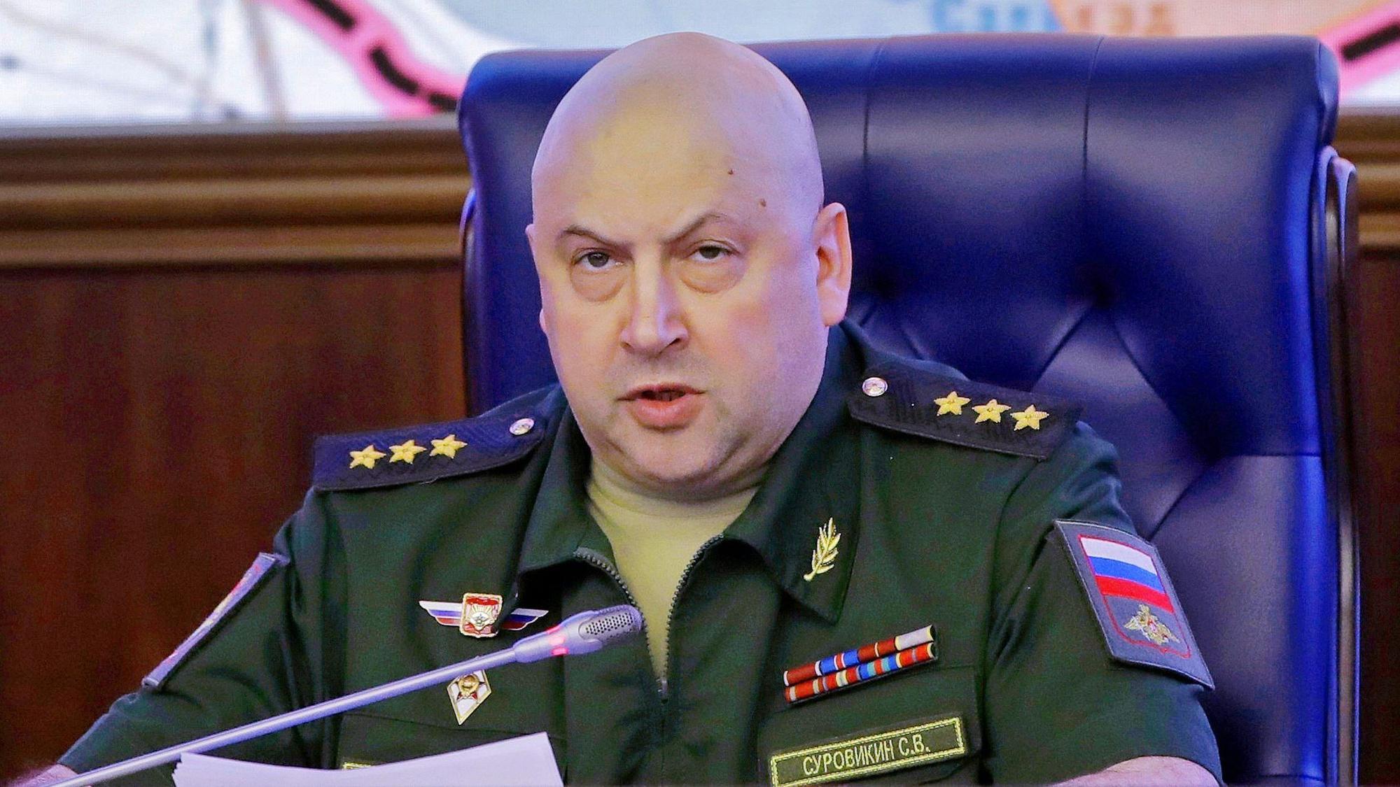 Der damalige Kommandeur der russischen Streitkräfte in Syrien, Generaloberst Sergej Surowikin, spricht bei einem Briefing in Verteidigungsministerium in Moskau. (Archivbild)