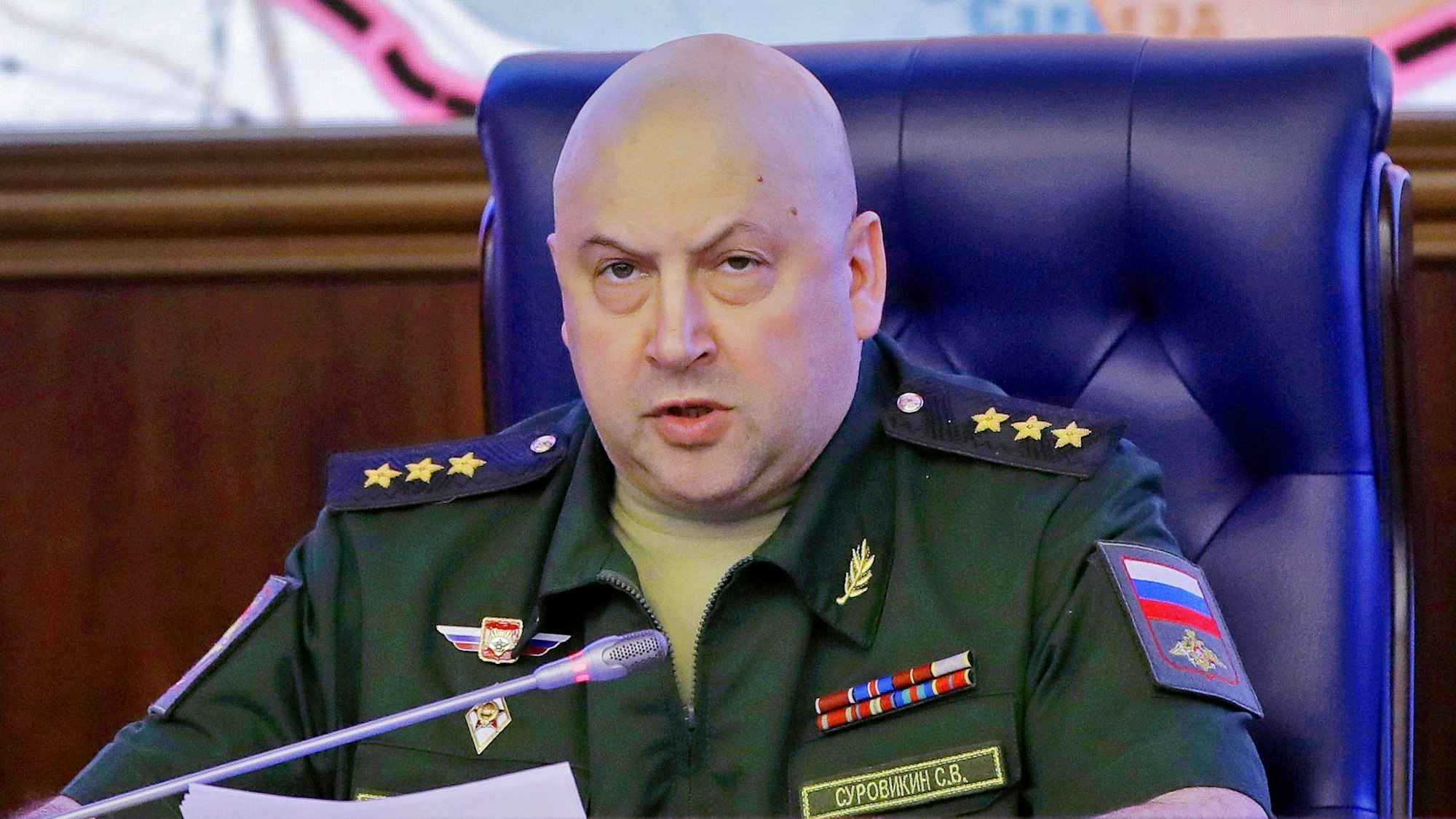 Der damalige Kommandeur der russischen Streitkräfte in Syrien, Generaloberst Sergej Surowikin, spricht bei einem Briefing in Verteidigungsministerium in Moskau. (Archivbild)