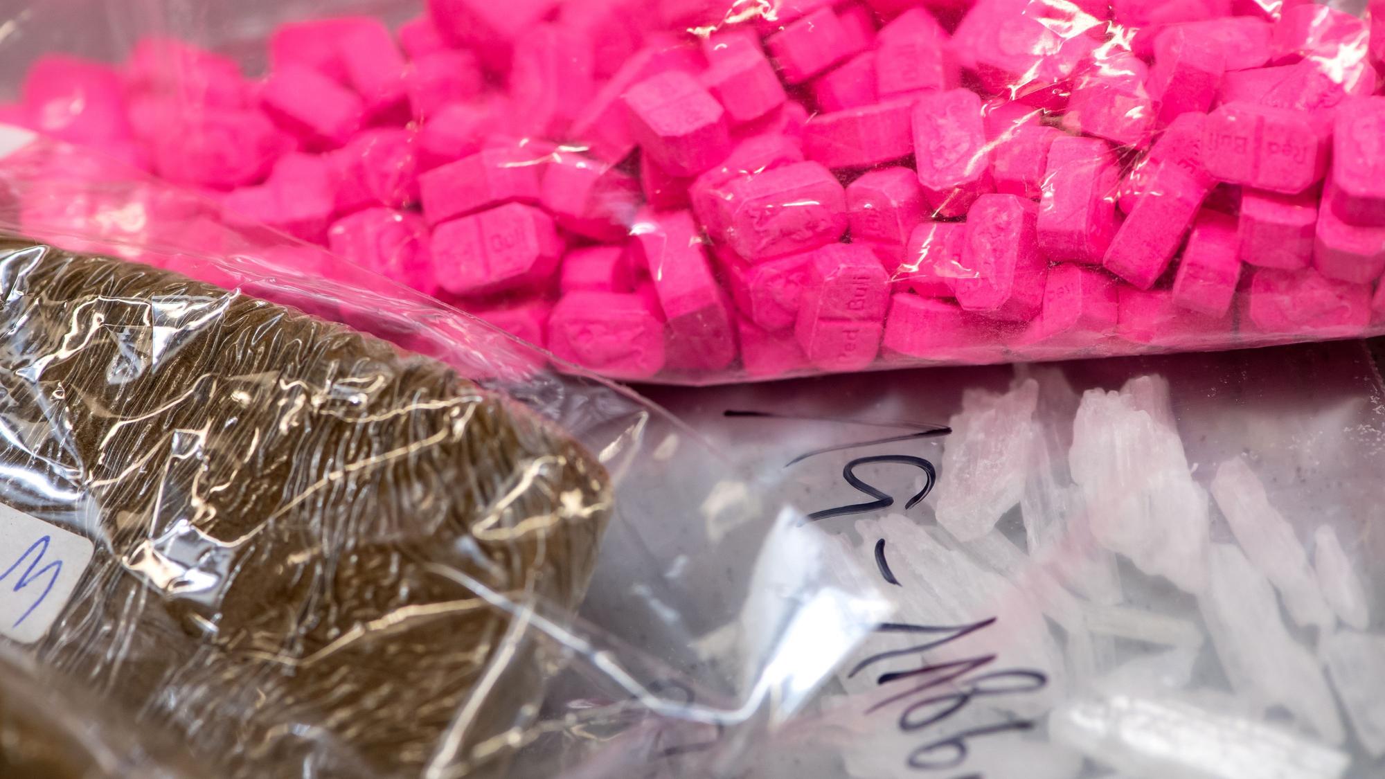 Haschisch (vorne links), Ecstasy (oben) und Crystal liegen in einem Labor auf einem Tisch.