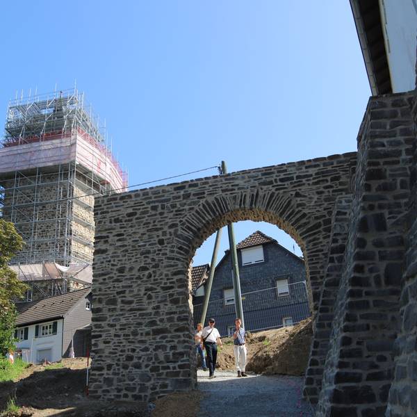 Die Arbeiten im Rahmen des Integrierten Handlungskonzepts Stadt Blankenberg schreiten voran. Das Kölner Tor ist fertiggestellt, im Hintergrund ist der noch eingerüstete Grabenturm zu sehen.