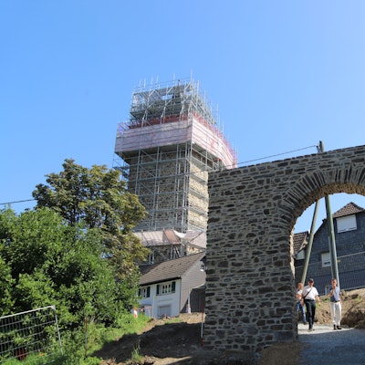 Die Arbeiten im Rahmen des Integrierten Handlungskonzepts Stadt Blankenberg schreiten voran. Das Kölner Tor ist fertiggestellt, im Hintergrund ist der noch eingerüstete Grabenturm zu sehen.