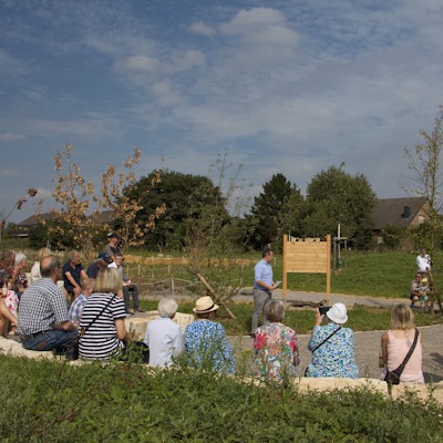 Bürgermeister Sacha Reichelt steht vor den Eröffnungsgästen.