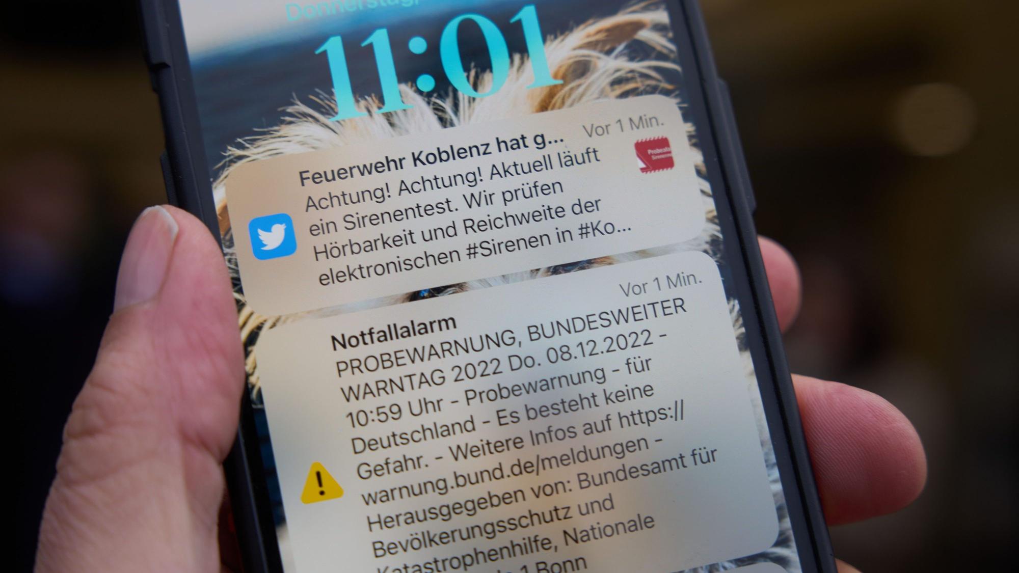Eine Cell-Broadcast-Botschaft ist am allgemeinen Warntag, 08.12.2022 kurz nach 11.00 Uhr auf dem Display eines Smartphones zu sehen. (Archivbild)