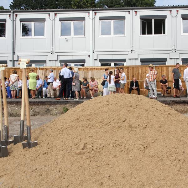Spaten stecken in einem Sandhaufen für den symbolischen Baubeginn des Bildungscampus Neuenhof