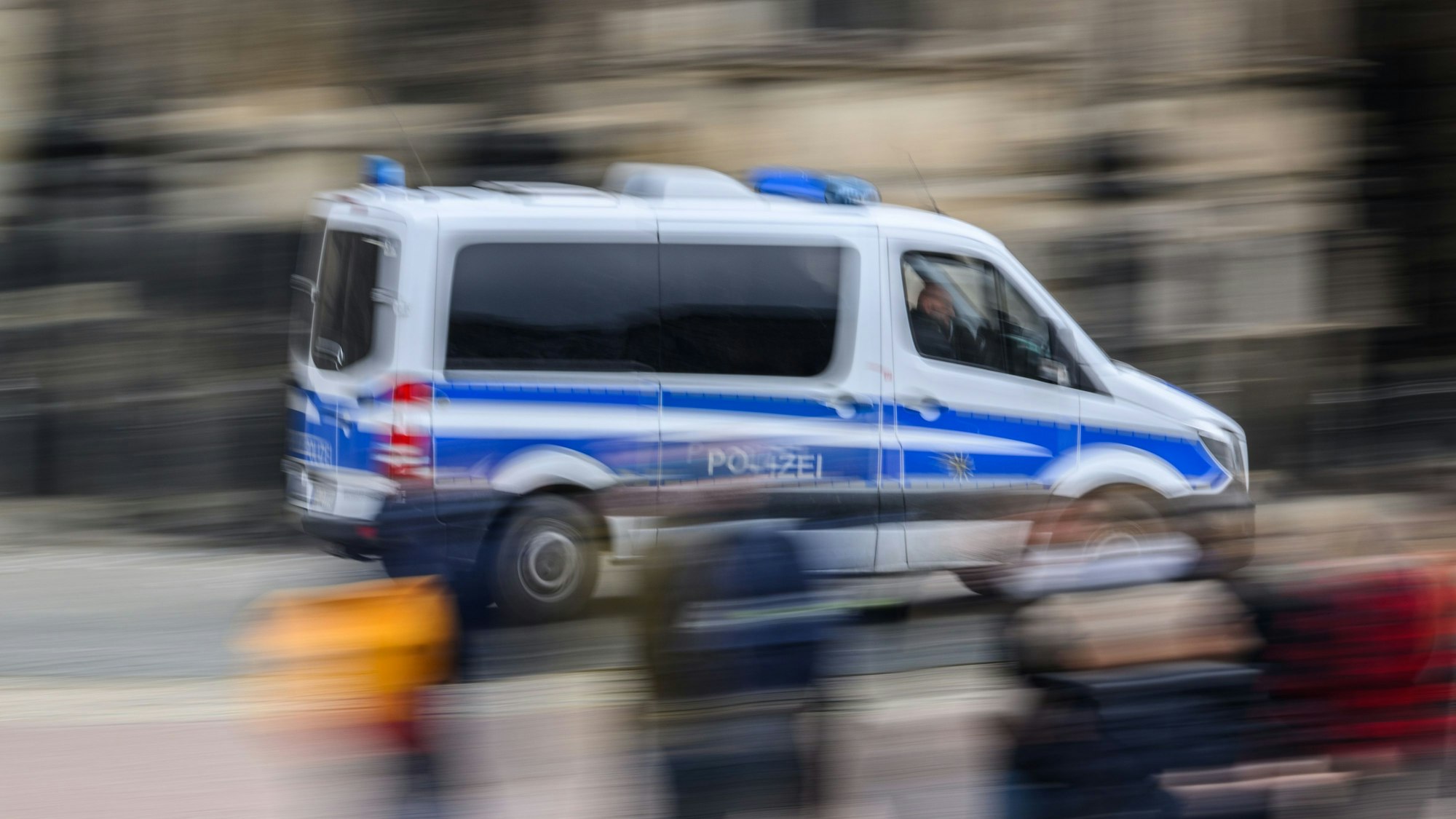 Die Polizei konnte den Verdächtigen schließlich in seiner Wohnung festnehmen. Hier ein Symbolfoto von einem Einsatzwagen.