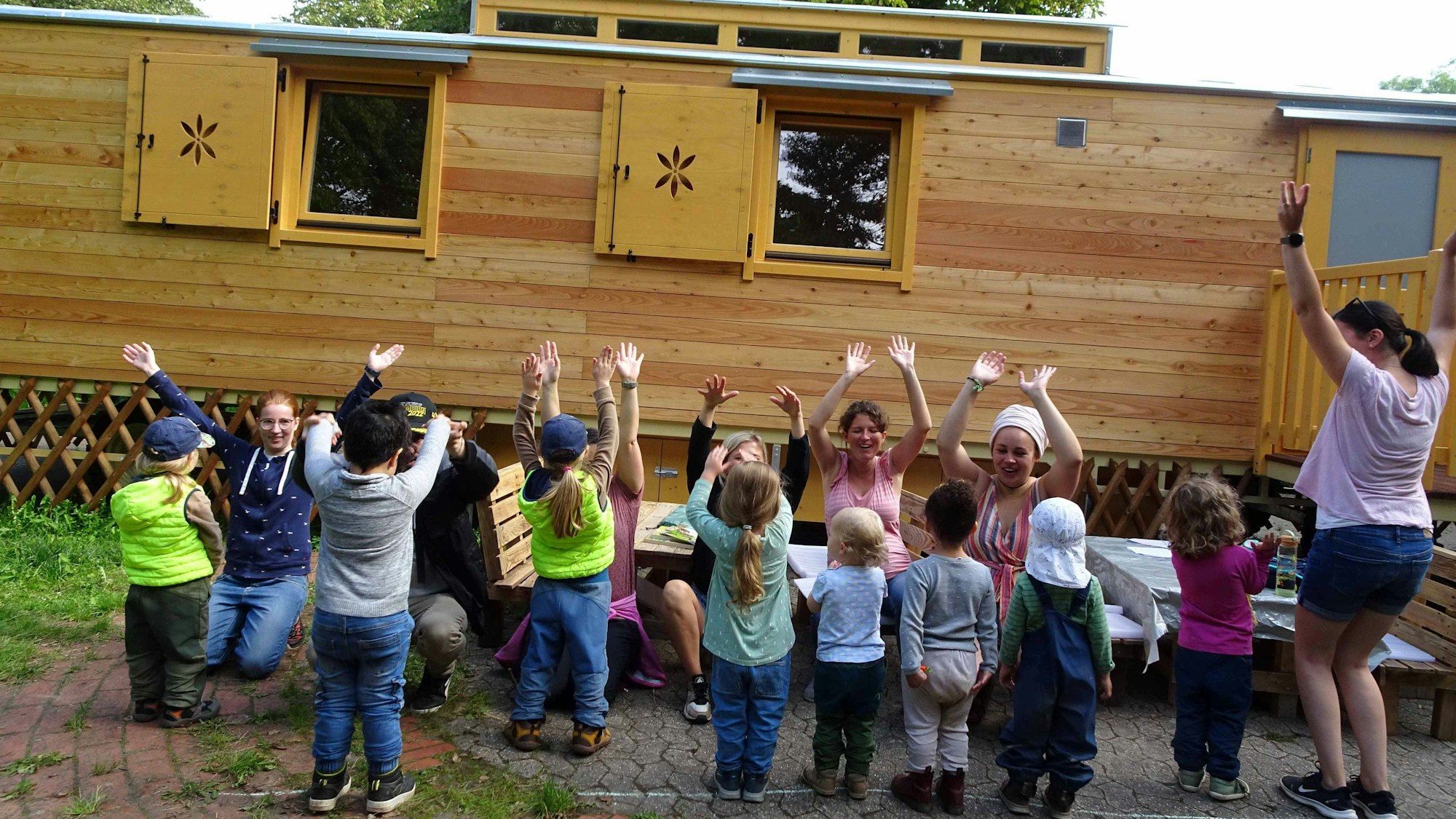 22.08.2023 Meckenheim: Eingewöhnungswoche in Meckenheims neuer Waldkita mit Kindern, Eltern, Erziehern. Beim Spielen mit dabei ist auch die Vorsitzende und Gründerin der Waldkita, Ronja Esser (5. v. links).