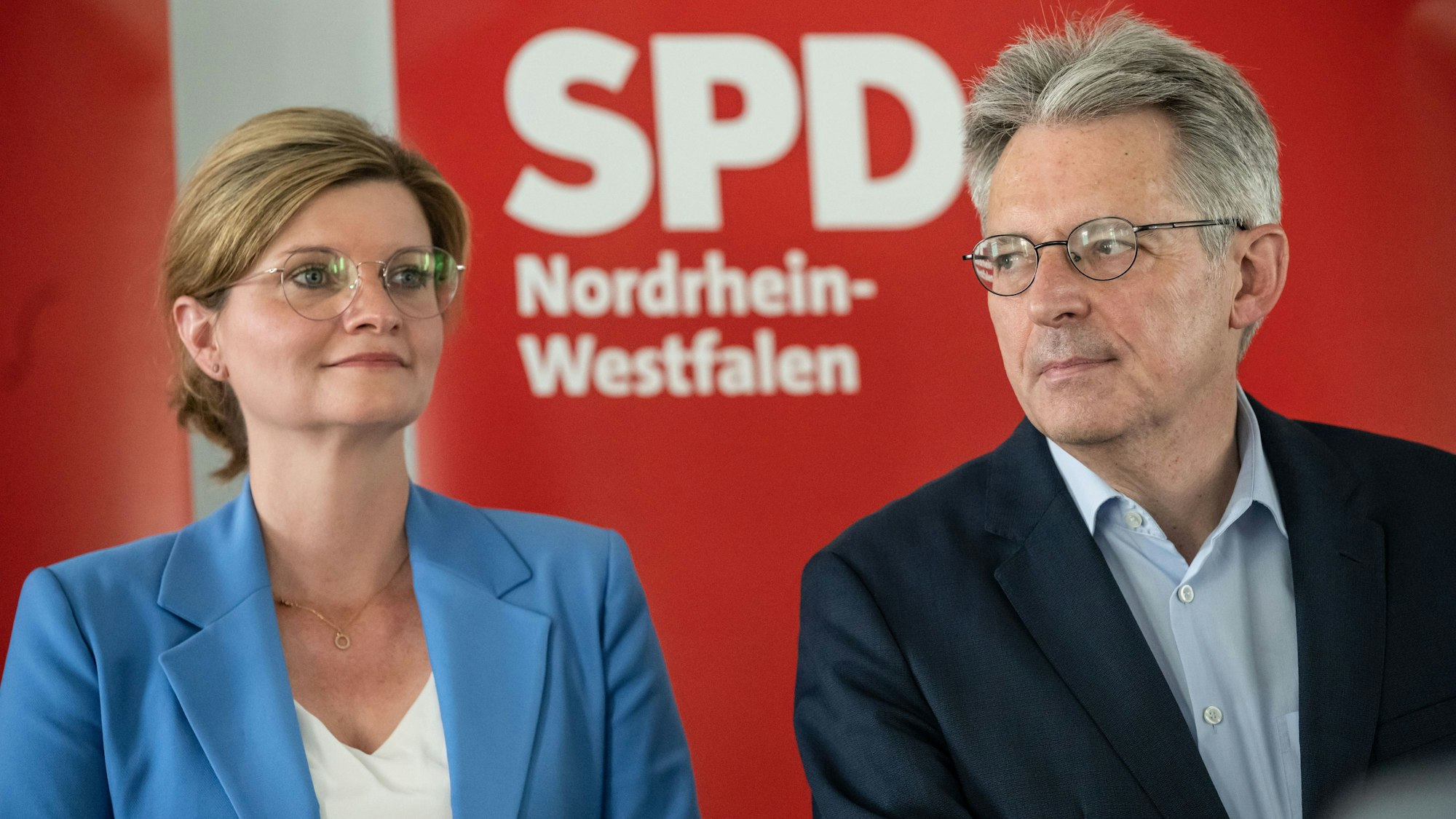 ARCHIV - 16.06.2023, Nordrhein-Westfalen, Dortmund: Sarah Philipp, Duisburger Landtagsabgeordnete und Achim Post, Vorsitzender der NRW-Landesgruppe im Bundestag. Mit viel prominenter Unterstützung will die angeschlagene SPD in Nordrhein-Westfalen am Wochenende entscheidende Weichen für einen Neuanfang stellen. Bei einem Landesparteitag in Münster soll erstmals ein Tandem die Führung des mitgliederstärksten SPD-Landesverbands übernehmen. (zu dpa «NRW-SPD will mit Tandem und klaren Botschaften zurück zu alter Stärke») Foto: Bernd Thissen/dpa +++ dpa-Bildfunk +++
