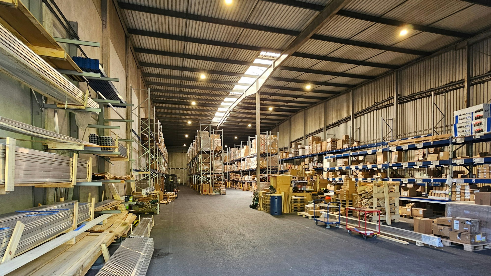 Blick in ein Lager, in dem verschiedene Artikel gelagert werden.