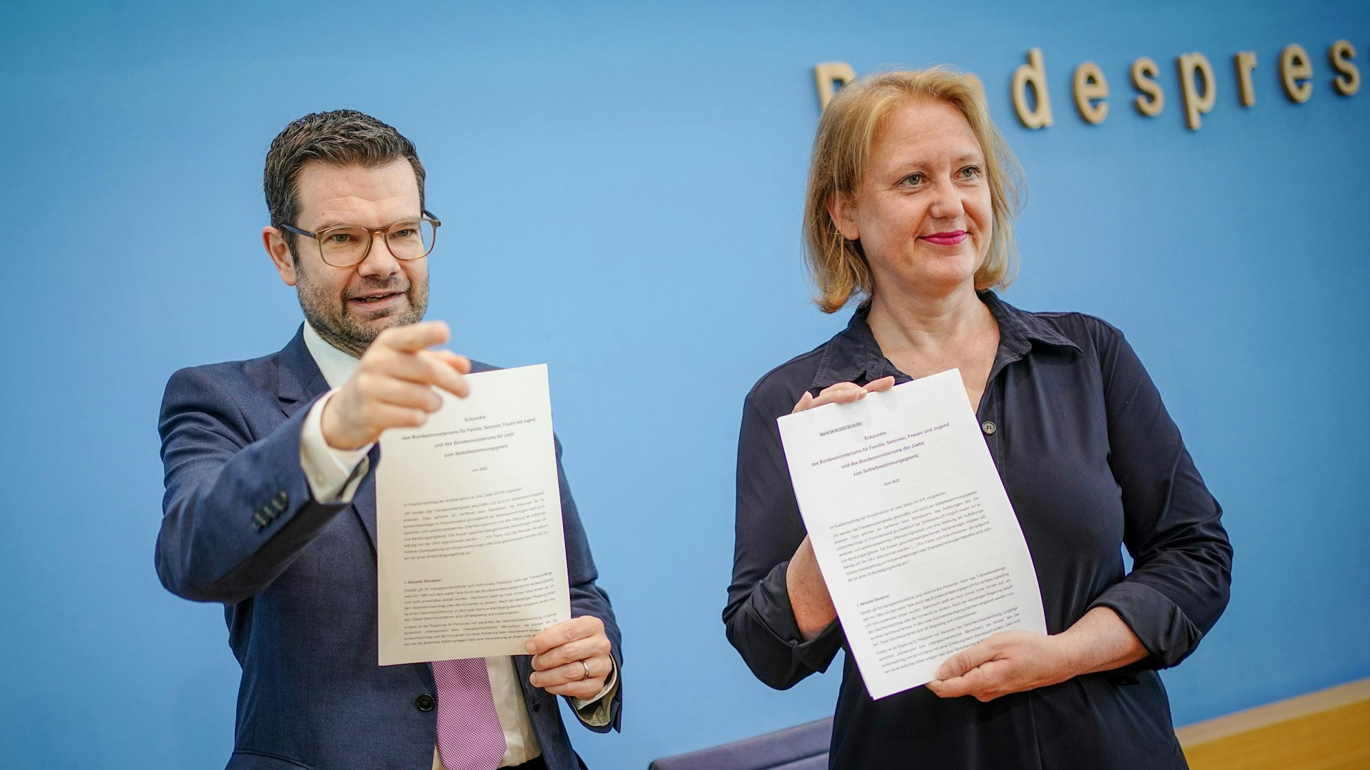 Lisa Paus (Bündnis 90/Die Grünen), Bundesfamilienministerin, und Marco Buschmann (FDP), Bundesminister der Justiz, stellen in der Bundespressekonferenz das Eckpunktepapier zum Selbstbestimmungsgesetz vor.