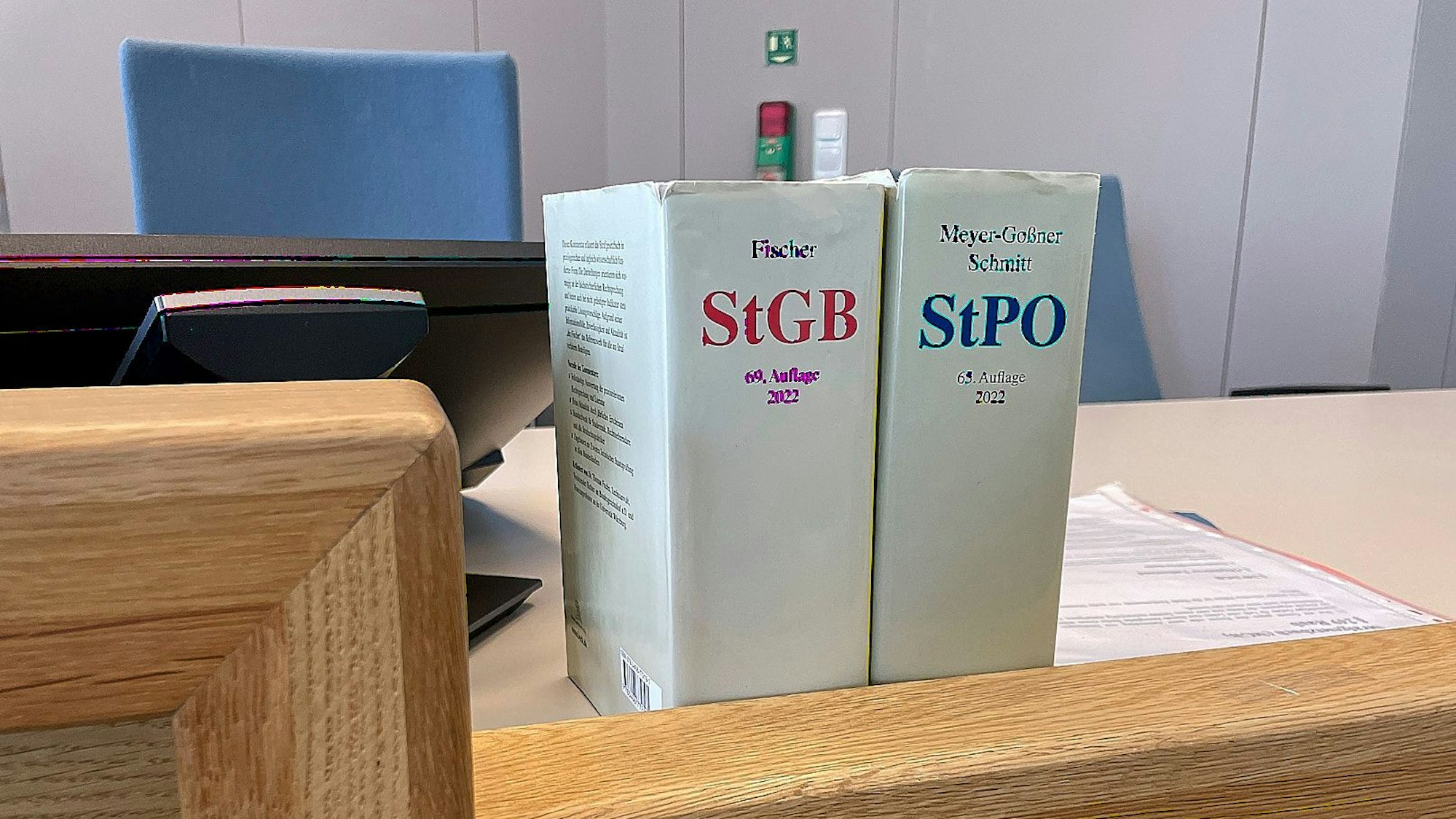 Das Symbolbild zeigt einen Richtertisch im Amtsgericht in Gemünd. Im Vordergrund stehen Bücher mit Gesetzestexten.