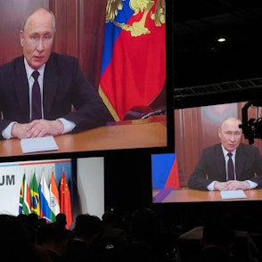 Wladimir Putin, Präsident von Russland, spricht während des Gipfels der Staats- und Regierungschefs der fünf aufstrebenden Volkswirtschaften Brics. Die Stimme des Kremlchefs klang bei der Ansprache deutlich anders als gewohnt.