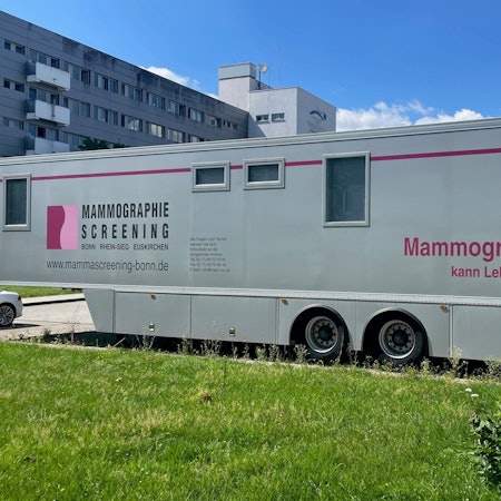 Das Bild zeigt das Mammographie-Mobil vor dem Marien-Hospital in Euskirchen.
