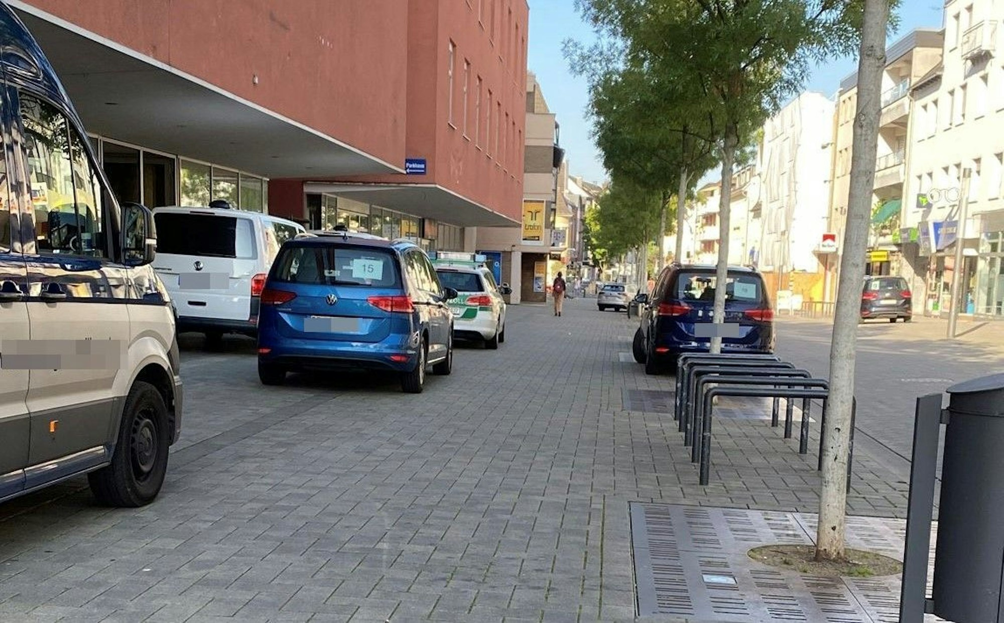 Fahrzeuge des Zoll stehen am Forum in Troisdorf.