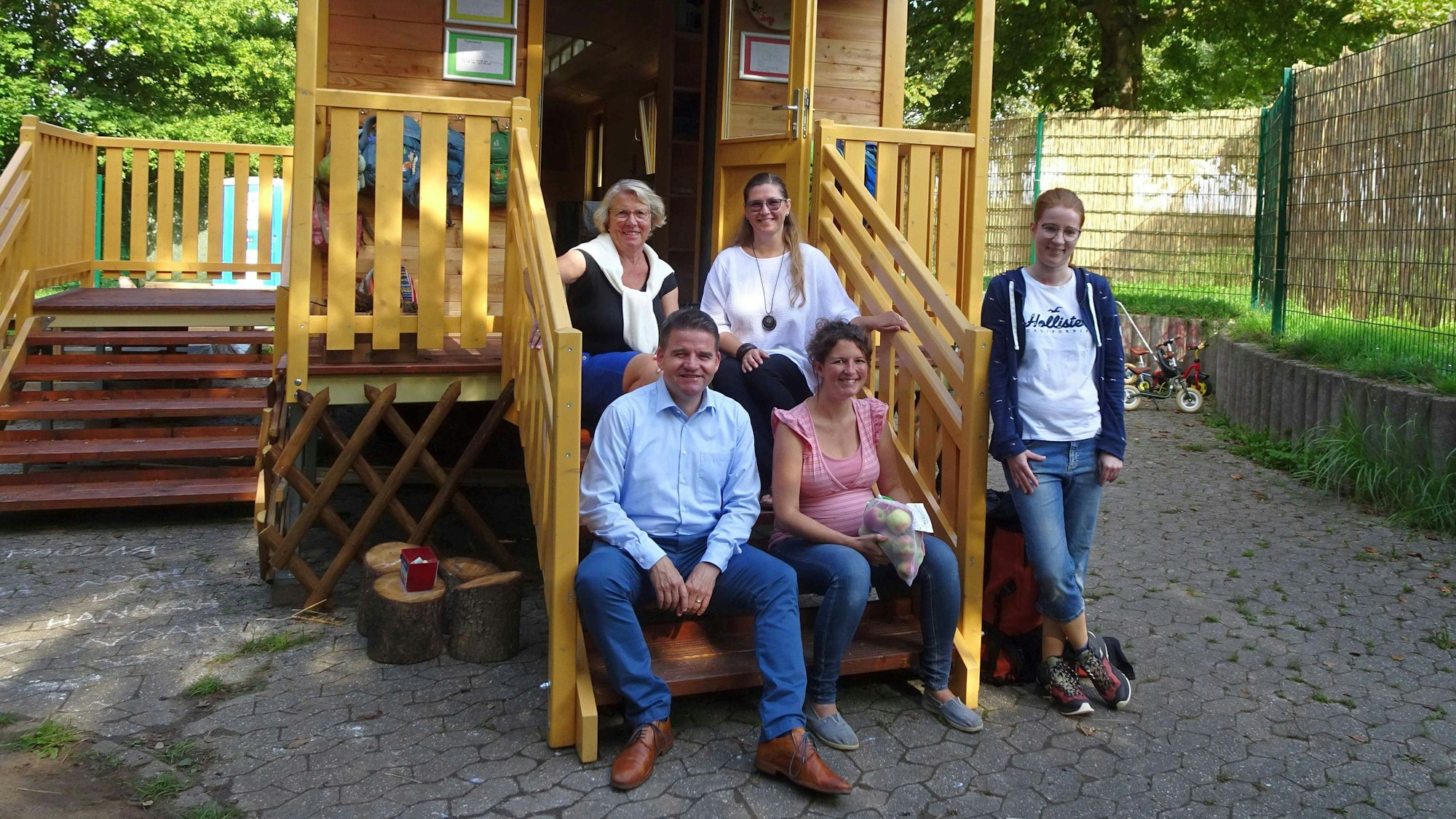 Bürgermeister Holger Jung machte sich einen Eindruck vor Ort in der neuen Waldkita in Meckenheim.