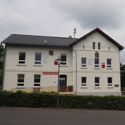 Das Gebäude der Grundschule in Reifferscheid ist von außen zu sehen. Es muss saniert werden.