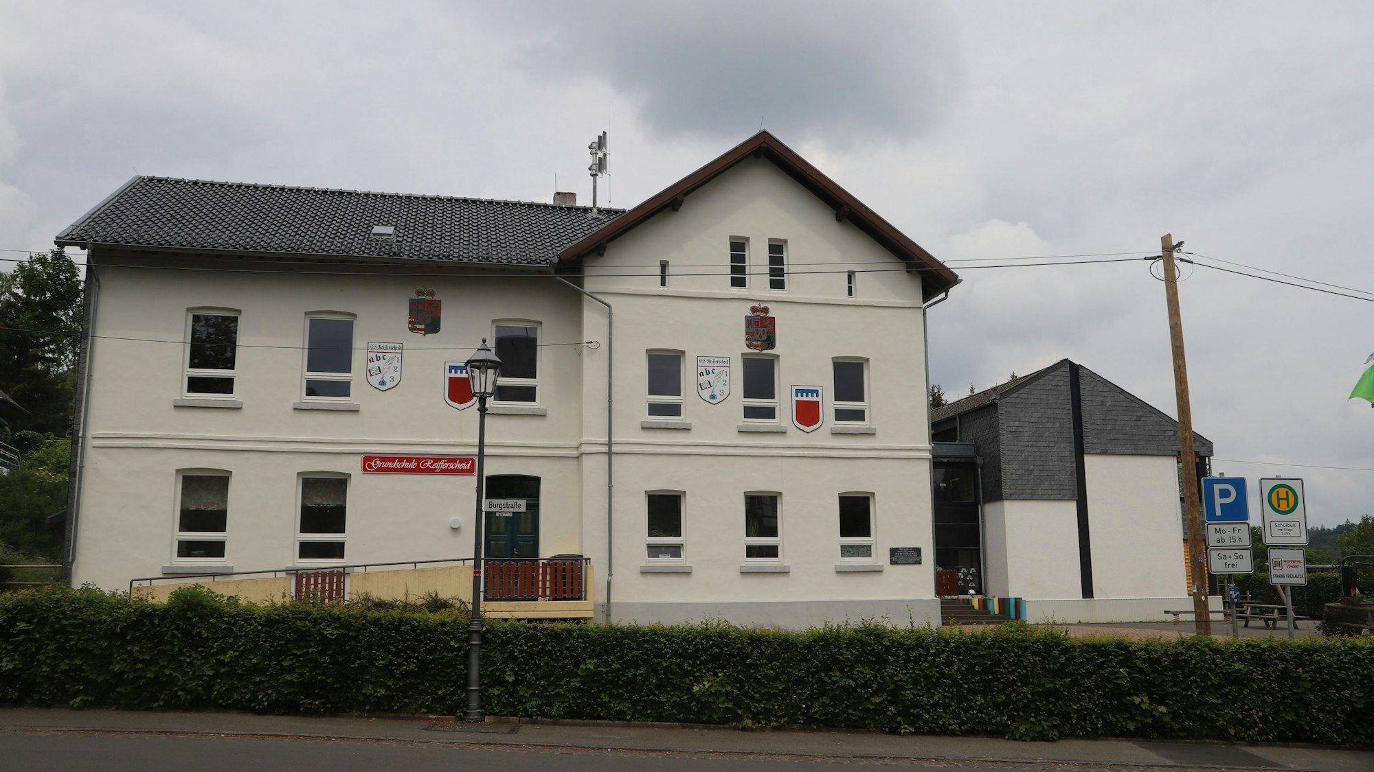 Das Gebäude der Grundschule in Reifferscheid ist von außen zu sehen. Es muss saniert werden.