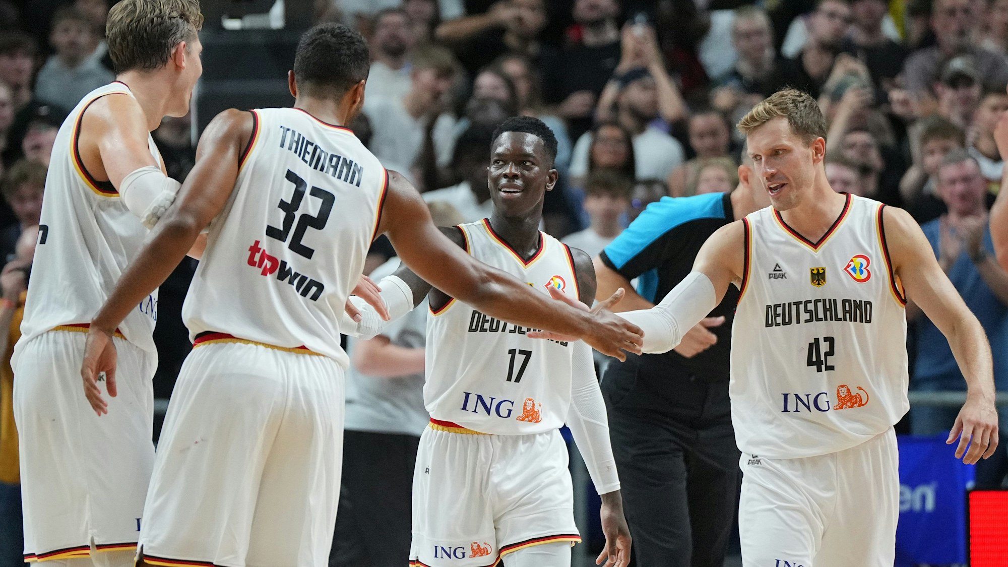 Deutschlands Dennis Schröder (M) und Andreas Obst, Johannes Thiemann und Moritz Wagner (v. r.) klatschen kurz vor Spielende ab.