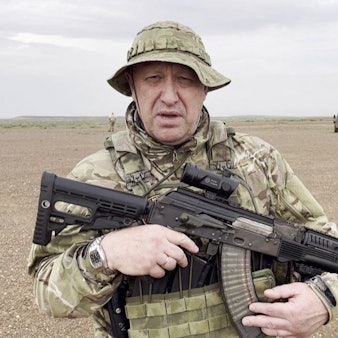 Jewgeni Prigoschin, Chef der Söldnergruppe Wagner, in Tarnkleidung und mit Gewehr in der Hand an einem unbekannten Ort. Der Chef der Söldnergruppe soll bei einem Flugzeugabsturz getötet worden sein.