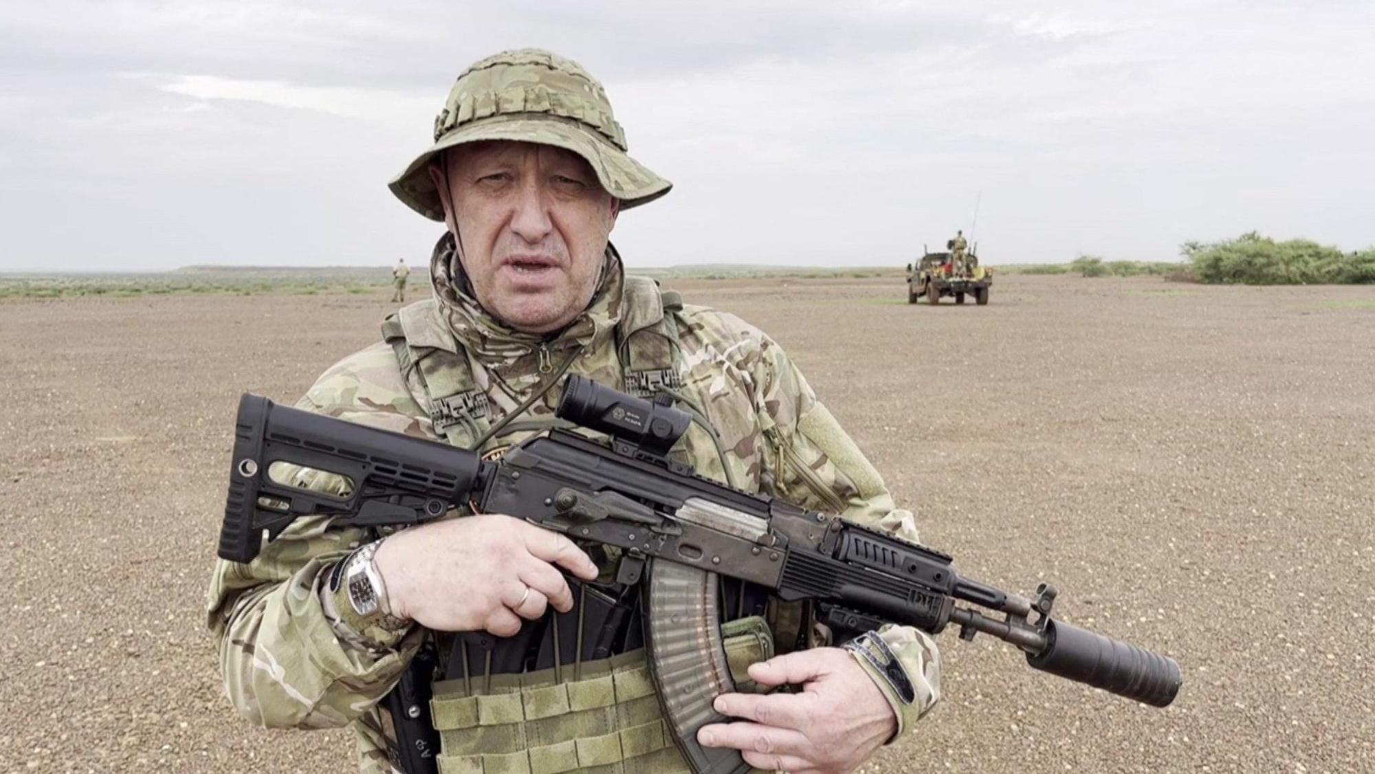 Jewgeni Prigoschin, Chef der Söldnergruppe Wagner, in Tarnkleidung und mit Gewehr in der Hand an einem unbekannten Ort. Der Chef der Söldnergruppe soll bei einem Flugzeugabsturz getötet worden sein.