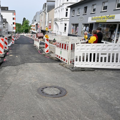 Rechts und links stehen Absperrungen, in der Mitte ist die Schloßstraße in Bensberg geteert.