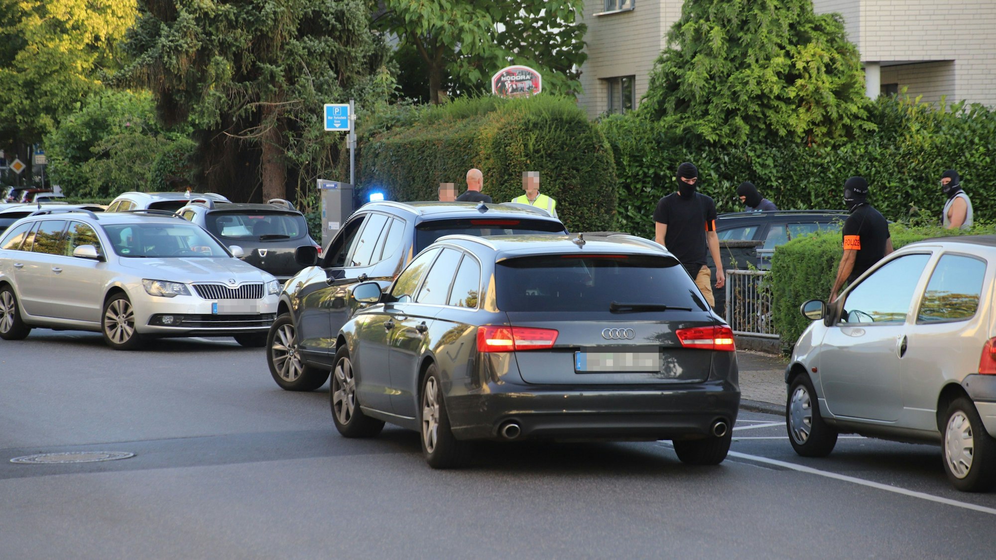 Spezialeinsatzlkräfte durchsuchten ein Einfamilienhaus an der Mozartstraße und führten vorläufige Festnahmen durch.
