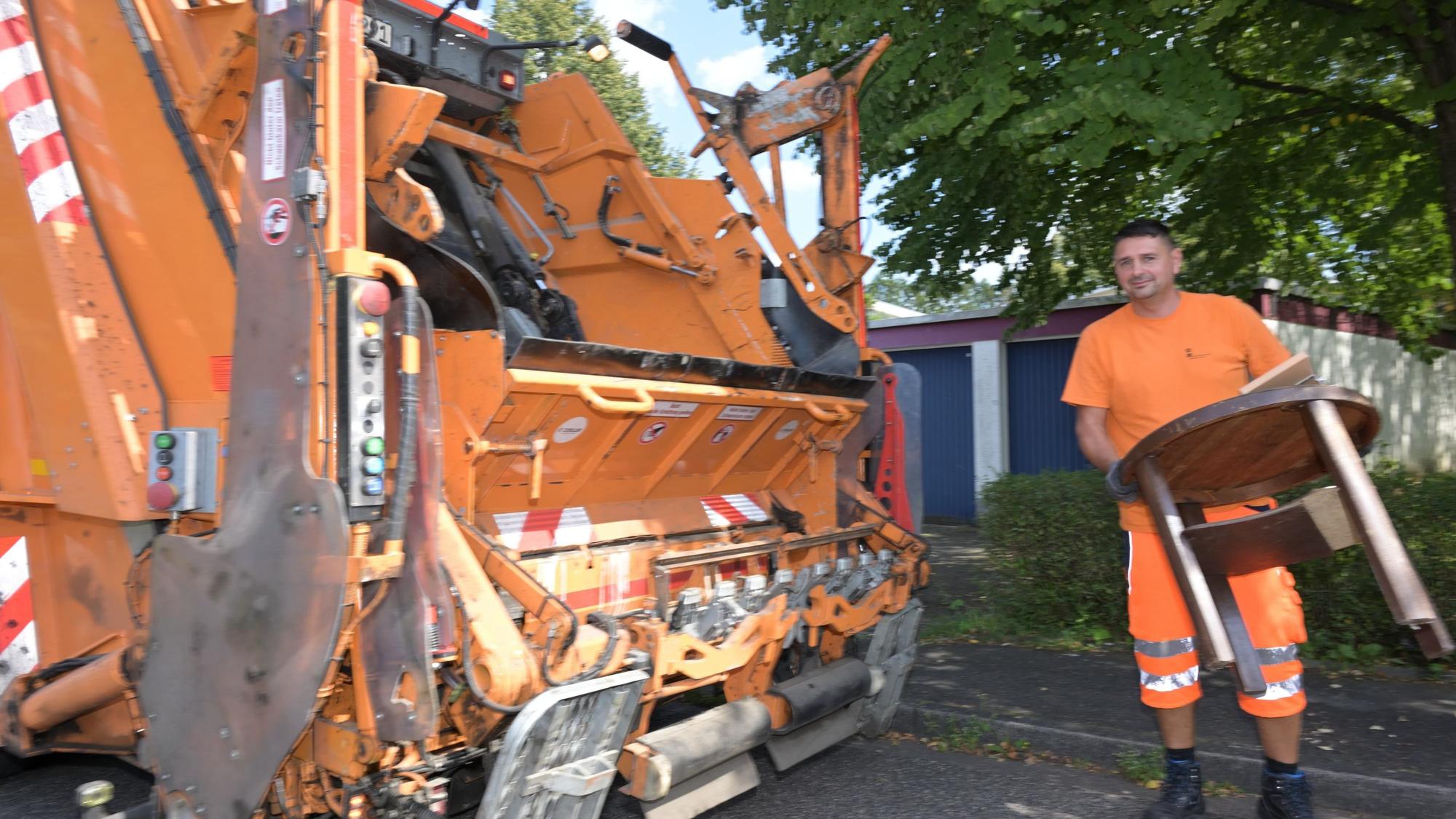 Das Foto zeigt einen Mitarbeitenden der Gladbacher Abfallwirtschaft