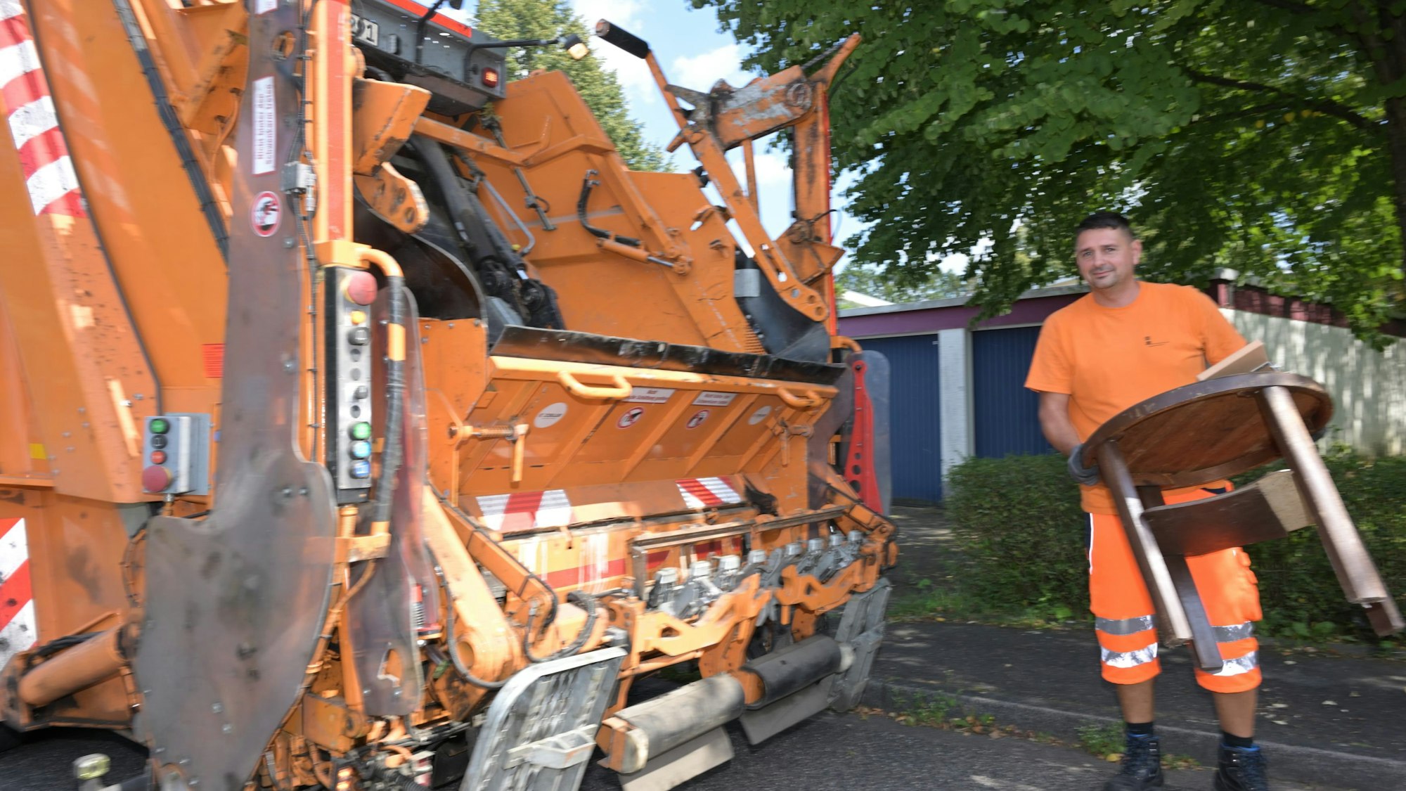 Das Foto zeigt einen Mitarbeitenden der Gladbacher Abfallwirtschaft