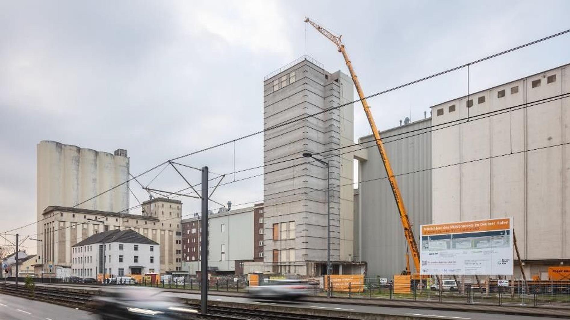 Der Abriss alter Gebäude im Deutzer Hafen ist bereits in vollem Gang.