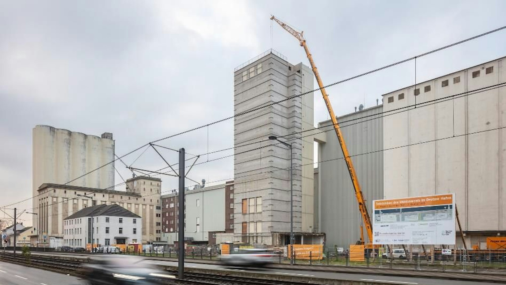 Der Abriss alter Gebäude im Deutzer Hafen ist bereits in vollem Gang.
