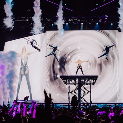 Helene Fischer steht auf einer Hebebühne über dem Publikum.