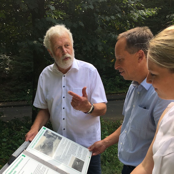 Bei einem Rundgang durch die Nümbrechter Ortschaft Benroth erklärt Udo Adolphs vom Gemeinnützigen Verein Benroth (links) dem Kreisdezernenten Frank Herhaus und Michelle Schmidt vom Regionalmanagement des Leader-Programms den Hintergrund des jüngsten Projekts.