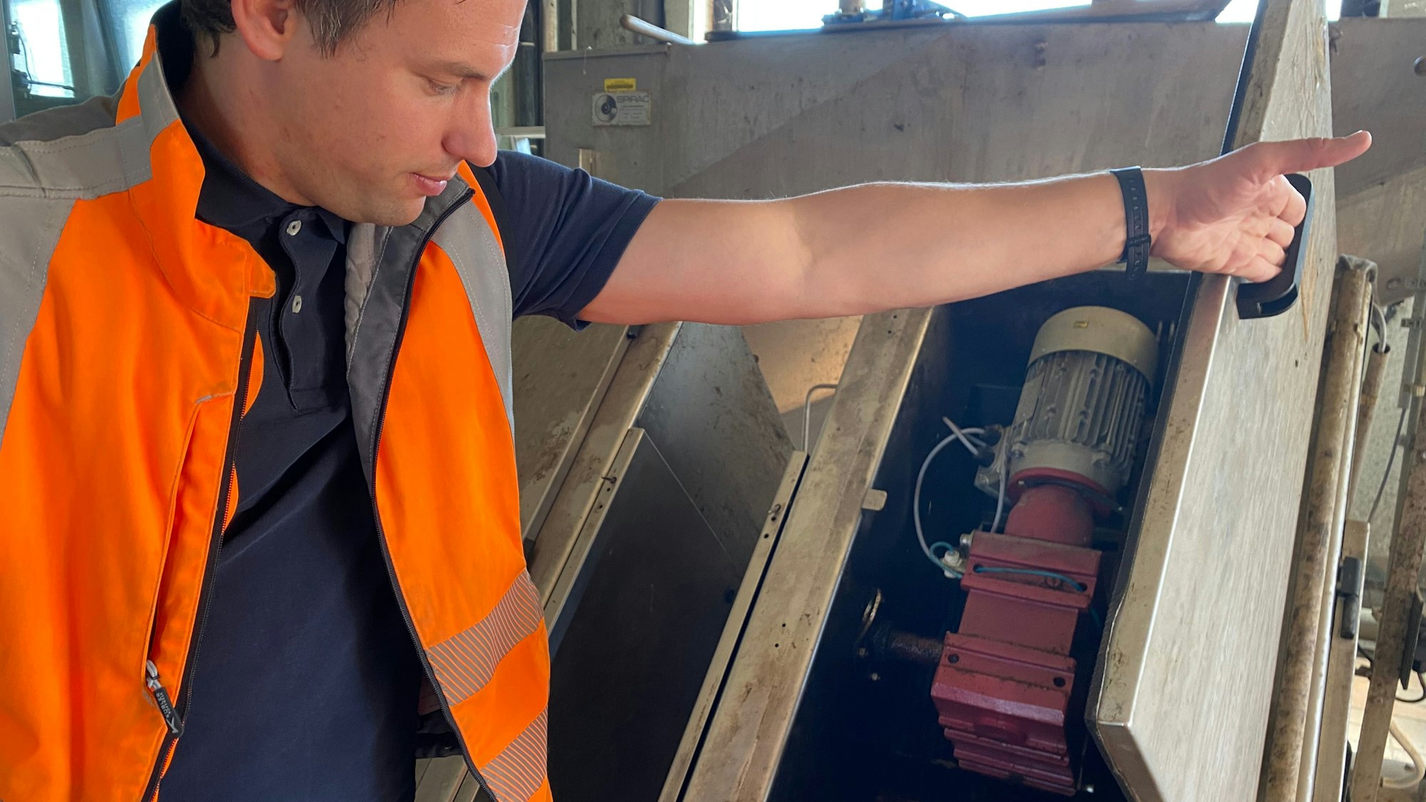 Sebastian Kordel öffnet die Türe zum Rechen.