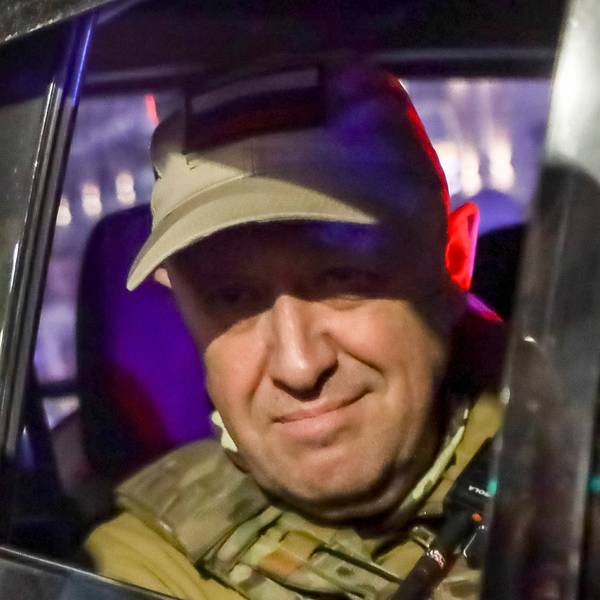 ARCHIV - 24.06.2023, Russland, Rostow am Don: Jewgeni Prigoschin, der Eigentümer des Militärunternehmens Wagner Group, blickt aus einem Militärfahrzeug auf einer Straße in Rostow am Don, Russland, beim Verlassen eines Bereichs des Hauptquartiers des südlichen Militärbezirks. Bei einem Absturz eines Privatflugzeugs nordwestlich von Moskau soll nach russischen Behördenangaben auch der Chef der Söldnertruppe Wagner, Jewgeni Prigoschin, ums Leben gekommen sein. Prigoschins Name stehe auf der Passagierliste, teilte die Luftfahrtbehörde Rosawiazija am Mittwoch mit, wie russischen Agenturen meldeten. Foto: -/AP/dpa +++ dpa-Bildfunk +++