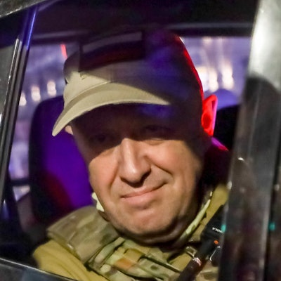 ARCHIV - 24.06.2023, Russland, Rostow am Don: Jewgeni Prigoschin, der Eigentümer des Militärunternehmens Wagner Group, blickt aus einem Militärfahrzeug auf einer Straße in Rostow am Don, Russland, beim Verlassen eines Bereichs des Hauptquartiers des südlichen Militärbezirks. Bei einem Absturz eines Privatflugzeugs nordwestlich von Moskau soll nach russischen Behördenangaben auch der Chef der Söldnertruppe Wagner, Jewgeni Prigoschin, ums Leben gekommen sein. Prigoschins Name stehe auf der Passagierliste, teilte die Luftfahrtbehörde Rosawiazija am Mittwoch mit, wie russischen Agenturen meldeten. Foto: -/AP/dpa +++ dpa-Bildfunk +++