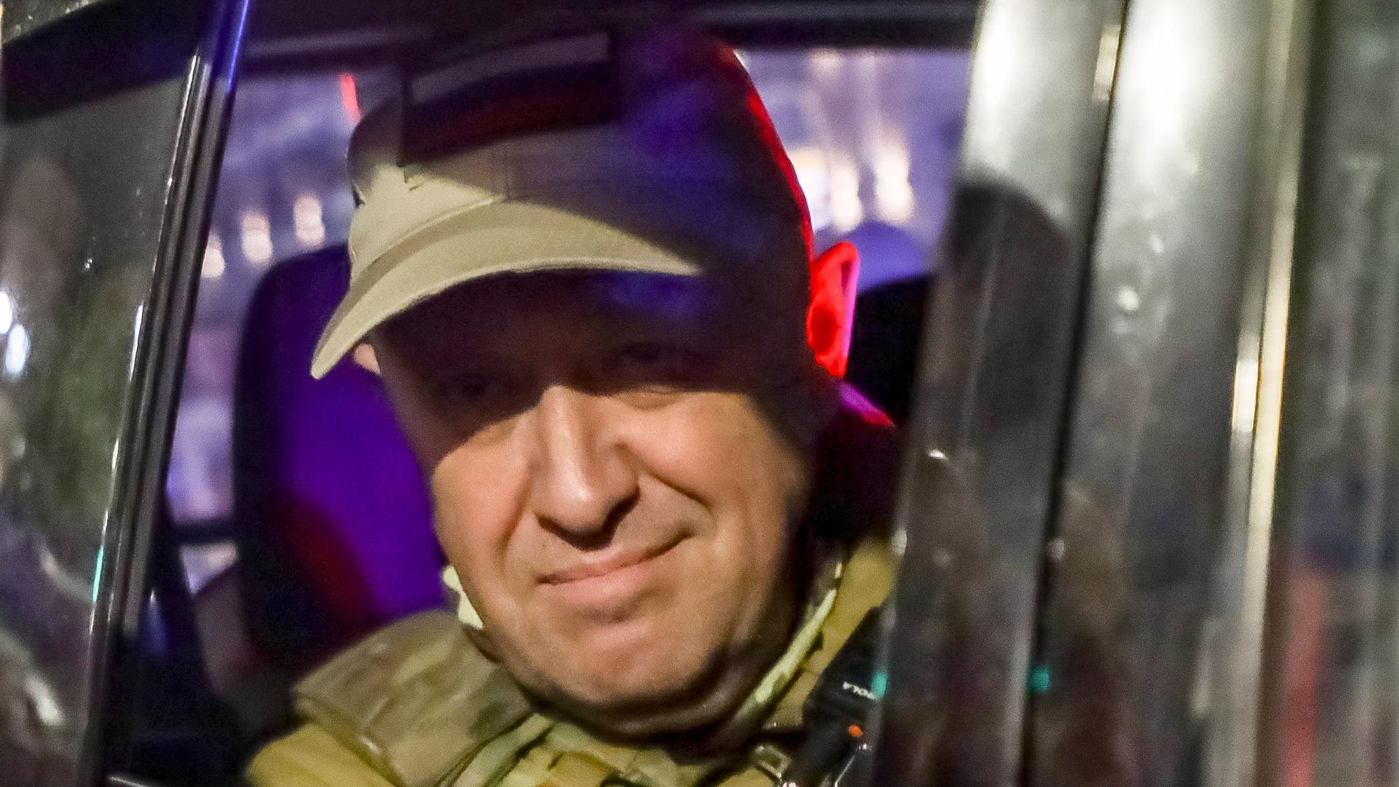 ARCHIV - 24.06.2023, Russland, Rostow am Don: Jewgeni Prigoschin, der Eigentümer des Militärunternehmens Wagner Group, blickt aus einem Militärfahrzeug auf einer Straße in Rostow am Don, Russland, beim Verlassen eines Bereichs des Hauptquartiers des südlichen Militärbezirks. Bei einem Absturz eines Privatflugzeugs nordwestlich von Moskau soll nach russischen Behördenangaben auch der Chef der Söldnertruppe Wagner, Jewgeni Prigoschin, ums Leben gekommen sein. Prigoschins Name stehe auf der Passagierliste, teilte die Luftfahrtbehörde Rosawiazija am Mittwoch mit, wie russischen Agenturen meldeten. Foto: -/AP/dpa +++ dpa-Bildfunk +++