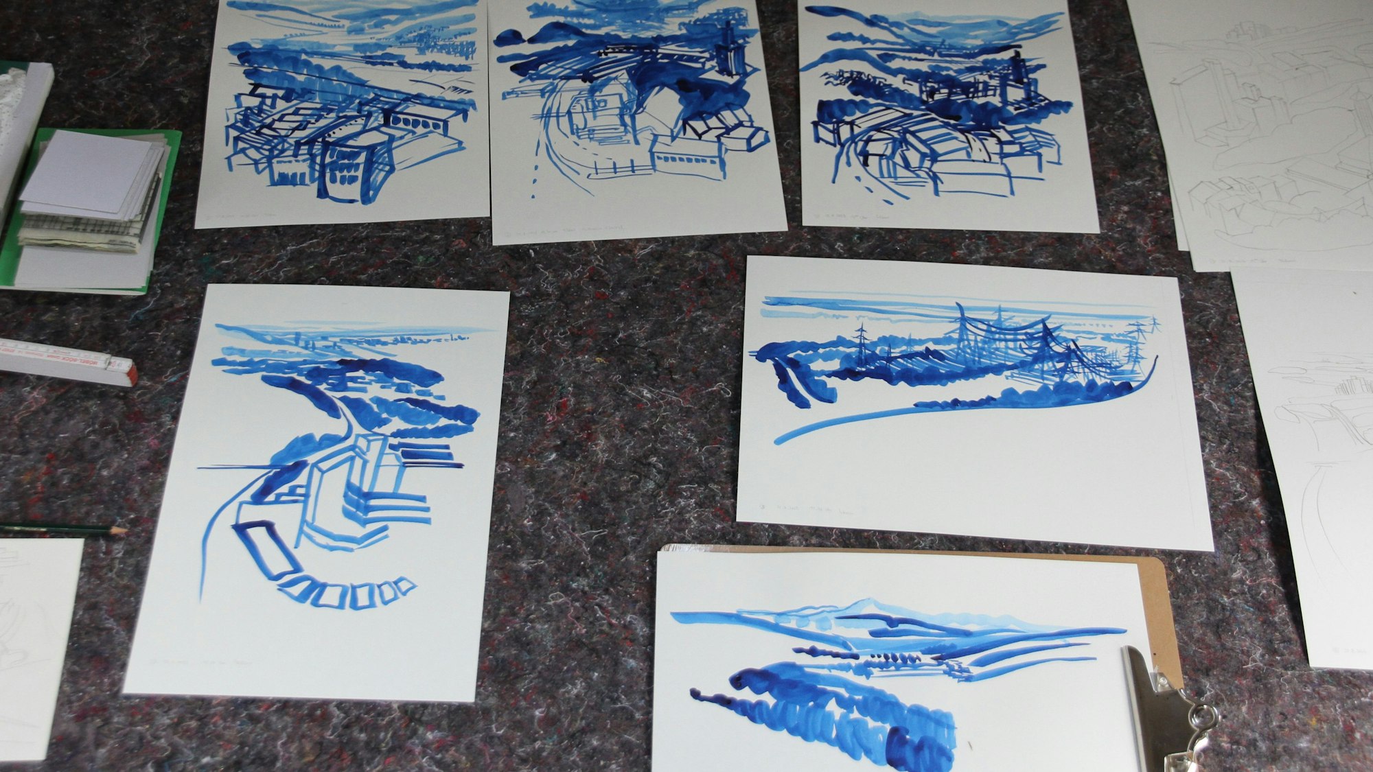 Zeichnungen in blauer Tusche zeigen Landschaften