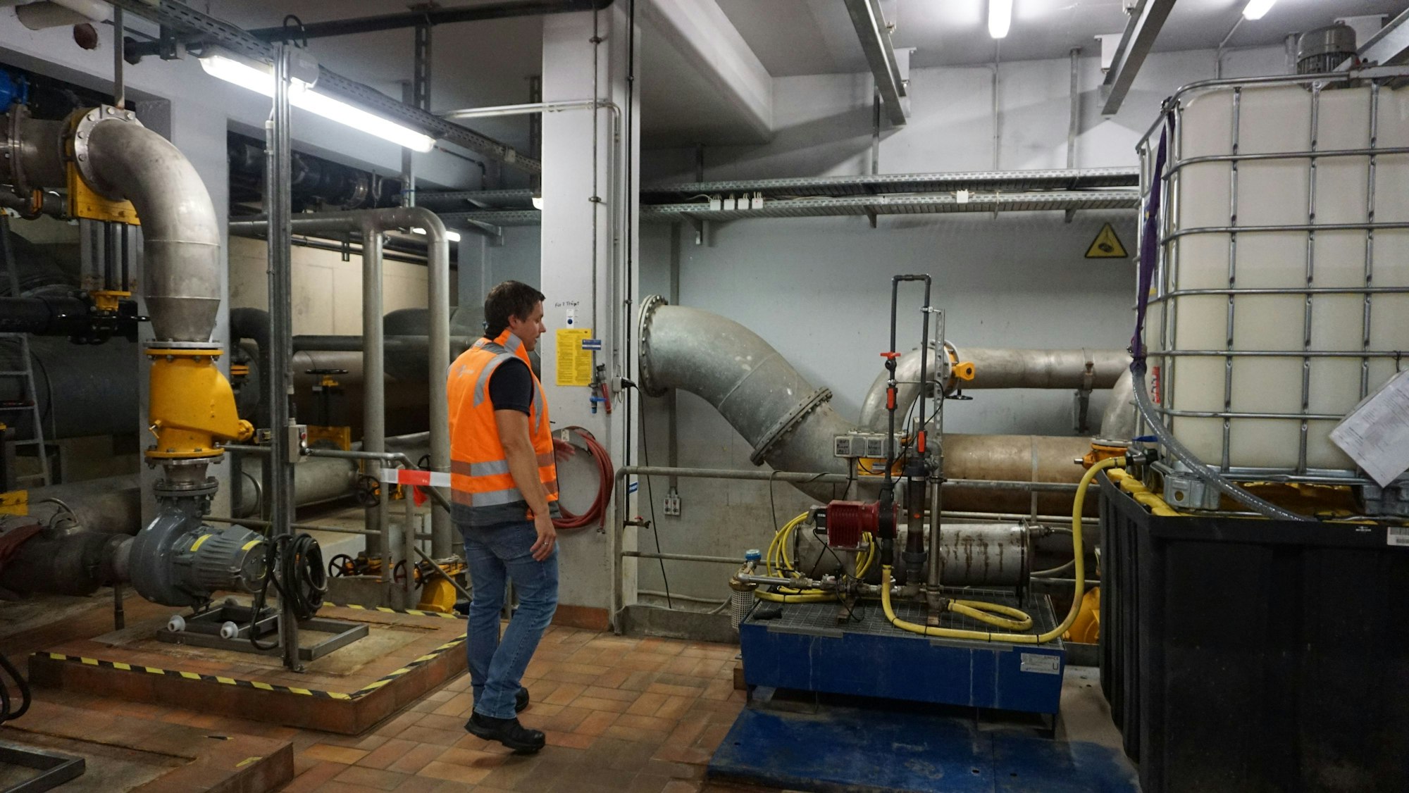 Erftverband-Mitarbeiter Sebastian Kordel geht durch den Maschinenraum.