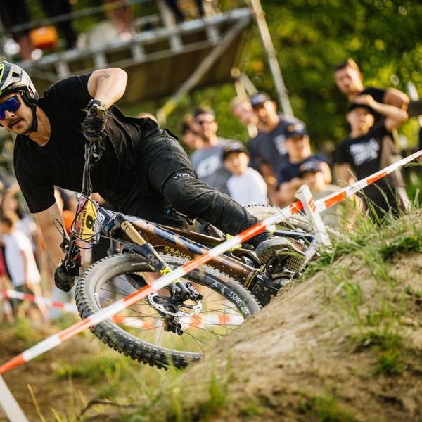 Erster E-Mountainbike-Fahrer nimmt eine Kurve auf der abgesteckten Strecke.