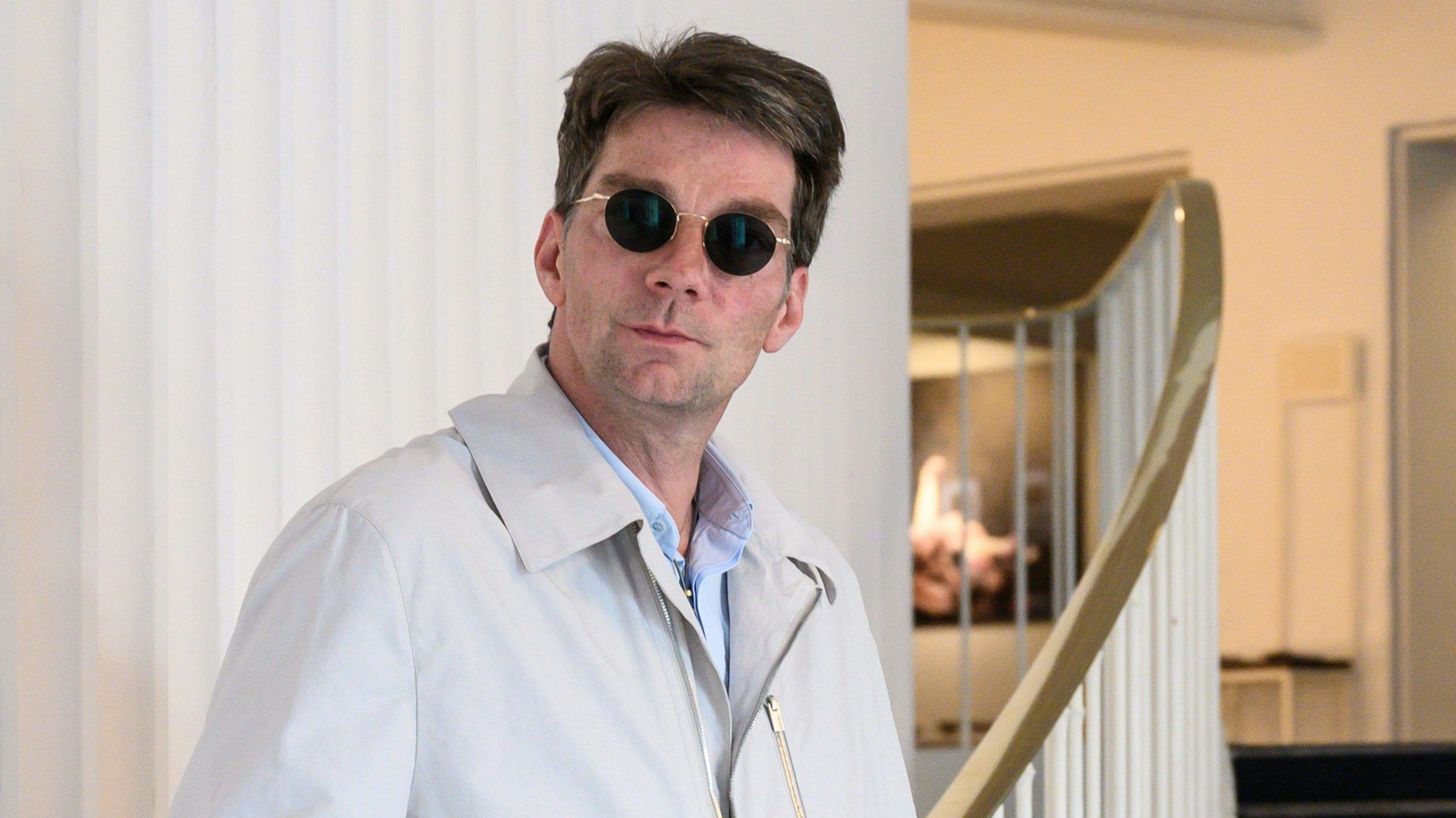 Marco Goecke, damals designierter Ballettdirektor der Staatsoper Hannover, steht im Foyer der Staatsoper. Trotz seiner Hundekot-Attakce wird er wieder an der Staatsoper Hannover arbeiten. (Archivbild)