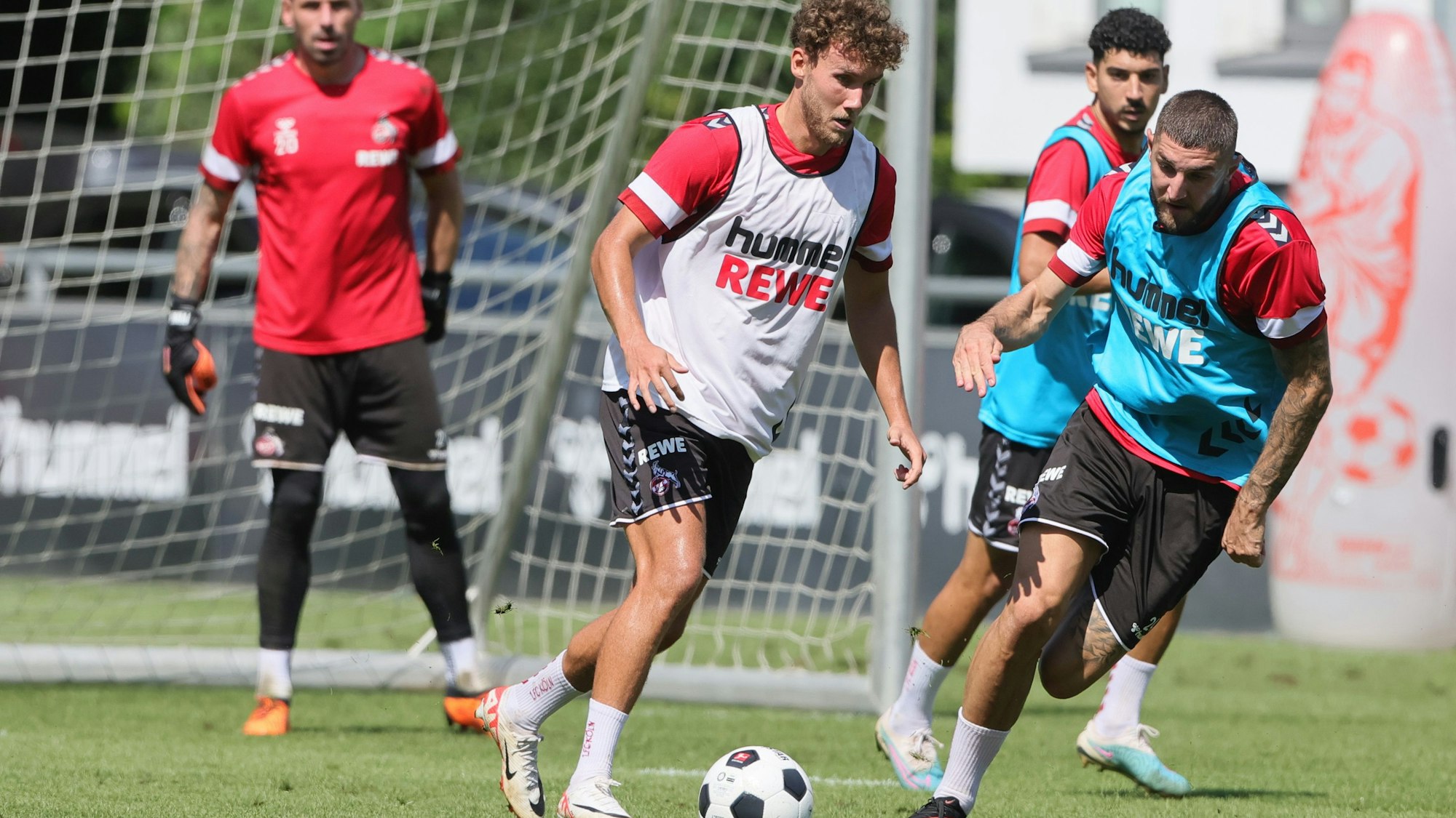 1. FC Köln, Training, von links: Luca Waldschmidt, Jeff Chabot (1. FC Köln). 23.08.2023, Bild: Herbert Bucco