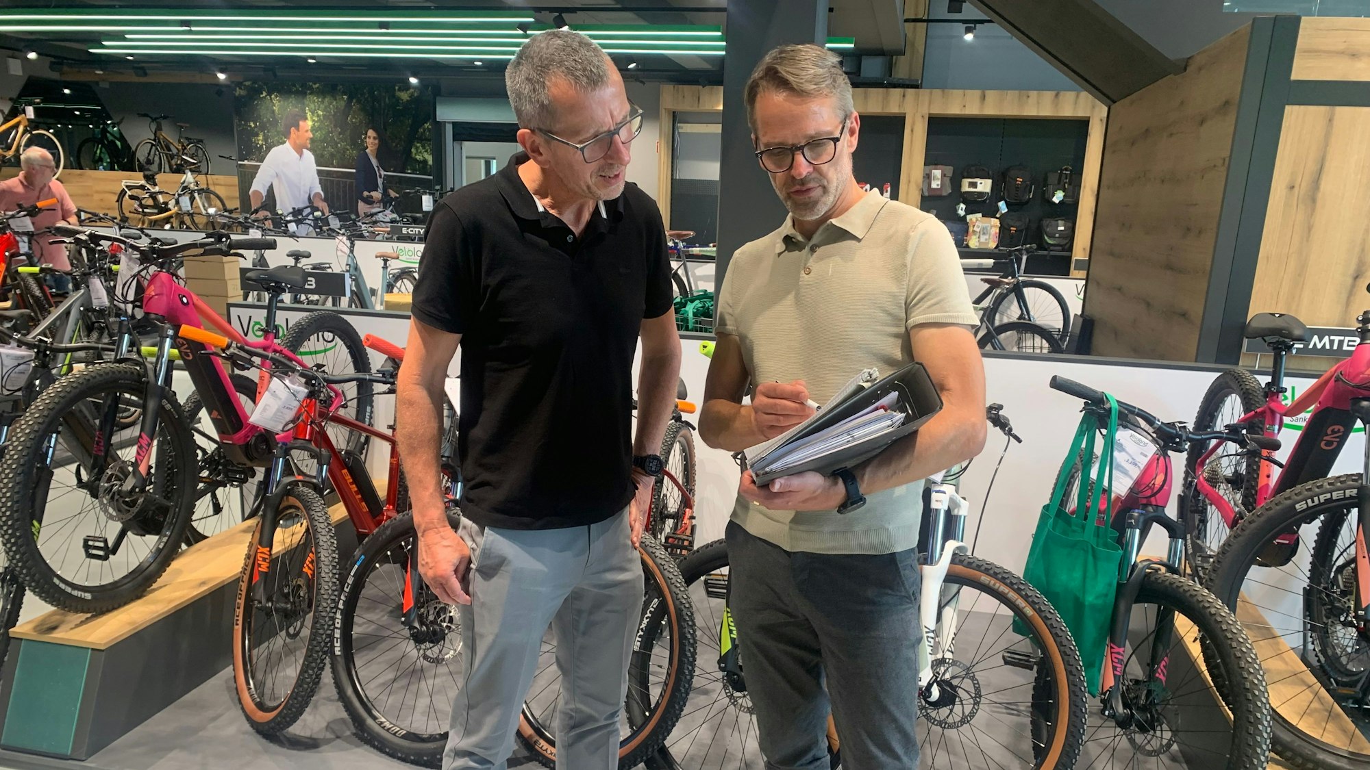 Veloland in Sankt Augustin kurz vor dem Pre-Opening: Die beiden Geschäftsführer Joachim Rönn (links) und Frank Breuer im Gespräch mit einer Liste der Mängel, die noch behoben werden müssen.